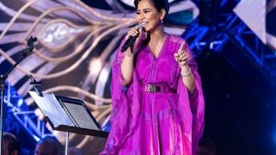  شيرين عبد الوهاب بصحبة بناتها خلف كواليس حفلها بدبي