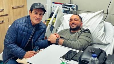 المخرج أحمد ثروت نجل الفنان محمد ثروت يعود إلى ألمانيا لاستكمال رحلة علاجه