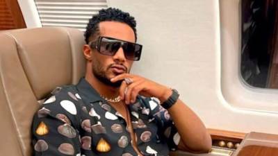  محمد رمضان يستعرض أسلحة من الذهب ويغضب متابعيه.. فيديو