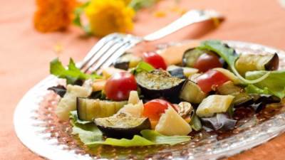 طريقة عمل سلطة الباذنجان المشوي