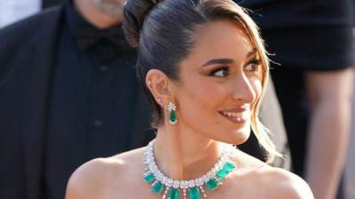 أمينة خليل تخطف الأنظار بمجوهرات فاخرة في مهرجان كان 76