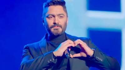 بالفيديو.. تامر حسني يغني "هدلعني" مع معجباته
