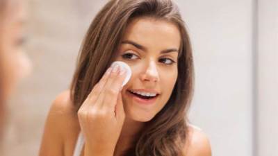 هل المناديل المنظفة للبشرة تؤذي بشرتنا؟