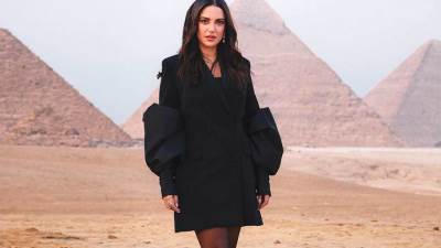 الفستان الأسود لا غنى عنه في خزانتك حتى في الصيف.. تعلمي طرق تنسيقه ببساطة على طريقة النجمات