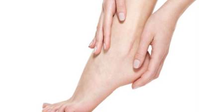 أسباب تشققات القدمين لدى النساء في الصيف.. وطرق العلاج