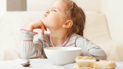 7 نصائح لمساعدة طفلك العنيد على تناول طعام صحي