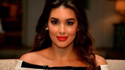 ياسمين صبري تكشف لجمهورها عن حبها للقراءة.. صورة