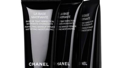 بشرة مخملية وموحّدة مع LA BASE MATIFIANTE من CHANEL