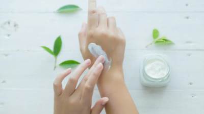 وصفة بسيطة لتفتيح اليدين من التصبغات