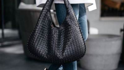 تألقي بحقيبة Bottega Venetta HOP الأنيقة