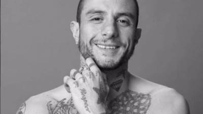 كيف يخفي أحمد الفيشاوي أوشامه أثناء تصوير أعماله؟ شاهد الفيديو