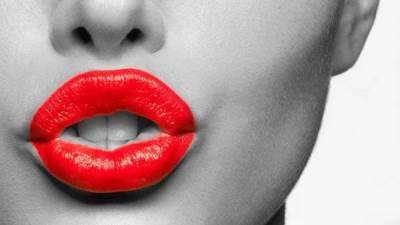 كيف تحصلين على شفاه أكثر امتلاءً وجاذبية؟