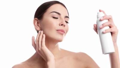 كيف تصنعين سبراي مرطّب لبشرتك في الشتاء؟