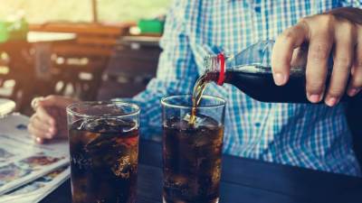 هل يمكن فقدان الوزن رغم تناول المشروبات الغازية؟