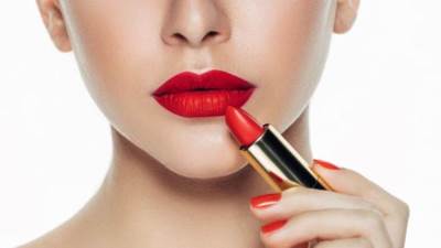 أخطاء شائعة عند وضع أحمر الشفاه.. تجنبيها