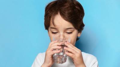 كيف تزيدين من استهلاك أطفالك للمياه في الشتاء؟