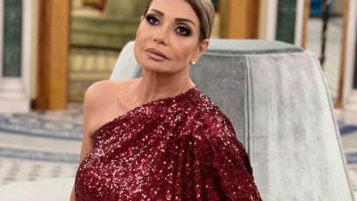 سوسن بدر ويسرا تختاران صيحة الفساتين الواسعة ذات الكم الواحد