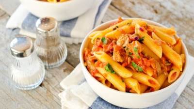 طريقة عمل المكرونة بالتونة الحارة والصلصة
