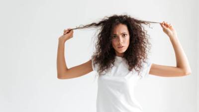 عادات تؤذي الشعر الجاف وتزيد مشاكله