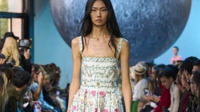 صيحات فساتين منقوشة بالورود من أشهر دور الأزياء العالمية