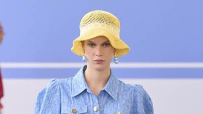 قبعات شبابية لرحلات السفر الصيفية من دور الأزياء العالمية