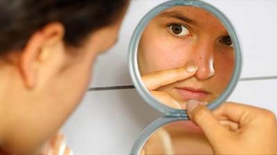 أخطاء أساسية في روتين العناية بالبشرة.. تجنبيها