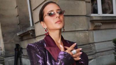 نيللي كريم تتألق ببدلة من "الباييت" ضمن فعاليات أسبوع الموضة في باريس