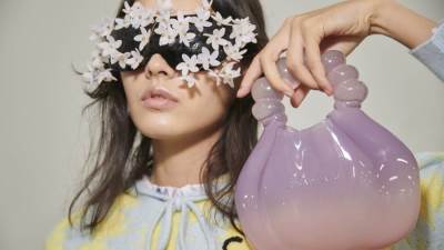 حقائب فاخرة باللون الليلكي من أشهر دور الأزياء العالمية