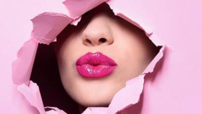 خطوات بسيطة لثبات أحمر الشفاه خلال الصيف