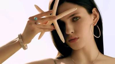 مجموعة مجوهرات Perlée الجديدة العصرية من فان كليف أند آربلز