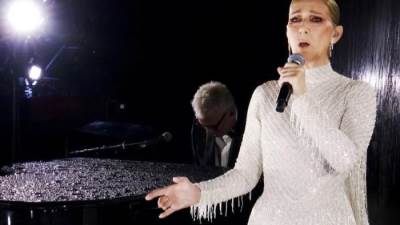 سيلين ديون بمكياج سموكي وتسريحة شعر أنيقة في حفل افتتاح أولمبياد باريس 2024