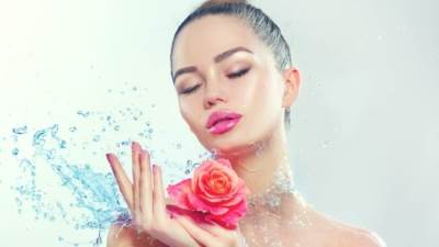 تعرفي على فوائد ماء الورد للبشرة قبل النوم