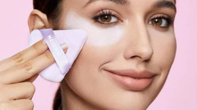 باقة من علب بودرة تثبيت المكياج المناسبة للبشرة الدهينة