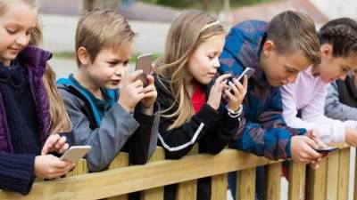 لا تسمحوا لأطفالكم بالهواتف الذكية قبل هذا العمر