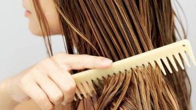 هل تسريح الشعر وهو مبلل يؤذيه حقًا؟