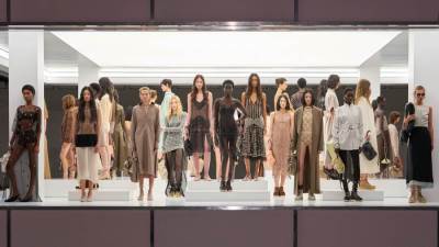 دار Fendi تحتفل بمرور 100 عام من الموضة والتاريخ في مجموعة ربيع وصيف 2025