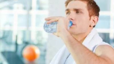 مخاطر شرب الماء البارد بعد التمرين