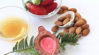 فوائد ماسك الفراولة وزيت اللوز للبشرة