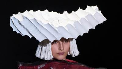 أغرب إكسسوارات الشعر من أسبوع باريس للموضة لربيع وصيف 2025