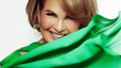 يسرا تتألق بفستان أخضر من تصميم إيلي صعب في افتتاح مهرجان الشارقة