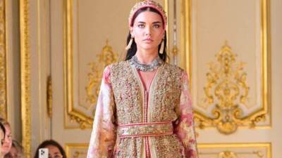 إطلالات شرقية موضة هذا الخريف من أشهر دور الأزياء العالمية