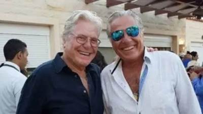 بكاء وتأثر حسين فهمي أثناء تشييع جنازة شقيقه مصطفى فهمي