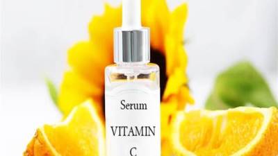سيروم فيتامين سي.. دليلك لاستخدامه بطريقة صحيحة