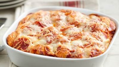 طريقة عمل صينية المكرونة بالسجق والجبن الموزاريلا