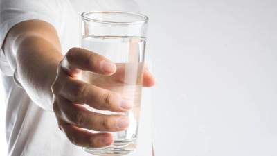 الأطباء ينصحون بـ8 أكواب ماء يوميا لصحة أفضل.. ما عدا هؤلاء!
