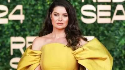 يسرا اللوزي بإطلالة أنثوية ناعمة في حفل افتتاح مهرجان البحر الأحمر السينمائي