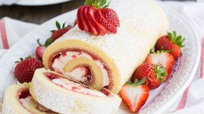 طريقة عمل سويسرول بمربى الفراولة