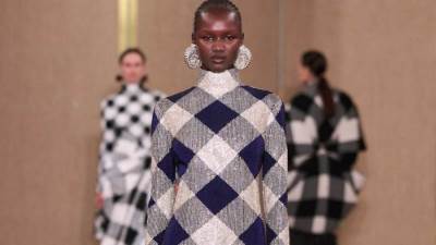 الكارو موضة شتاء 2025.. إليكِ أبرز التصاميم الرائجة لهذا الموسم