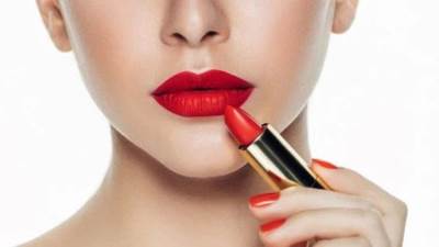 باقة مختارة من أحمر الشفاه الأحمر لتتألقي في رأس السنة 2025