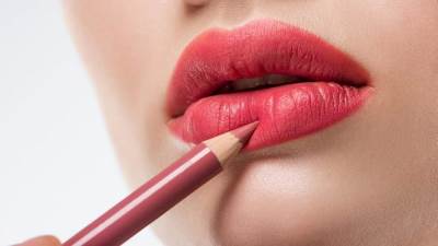 كيف تطبقين أحمر الشفاه الأحمر بشكل مثالي؟